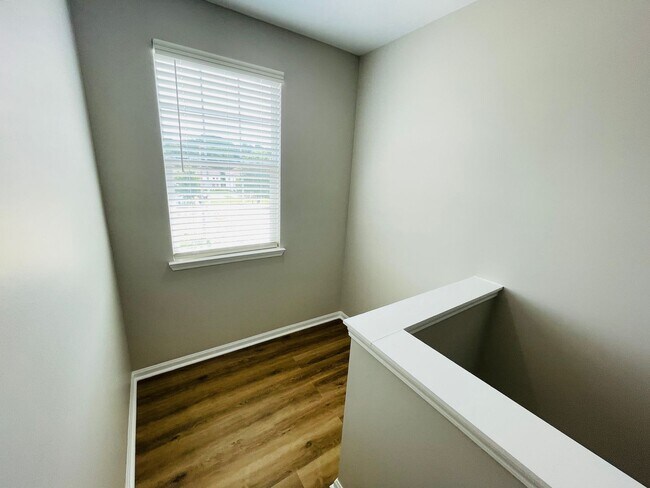 Building Photo - 4BD/4.5BA in ROWANDALE!
