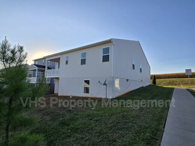 Building Photo - 754 Round Hill Rd
