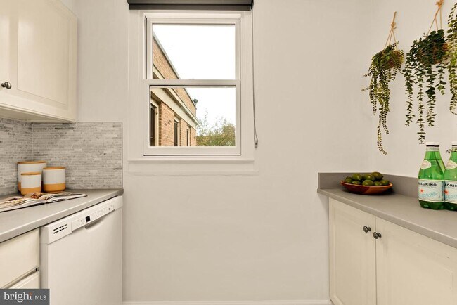 Building Photo - 4818 Chevy Chase Dr