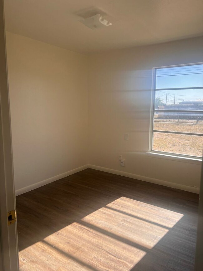 Building Photo - Charming home located near John Ireland El...
