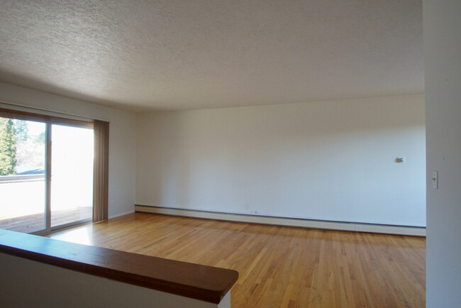 Building Photo - Large Clean Open Hillsdale apartment, Big ...