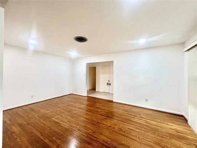 Building Photo - 5546 Beechnut St