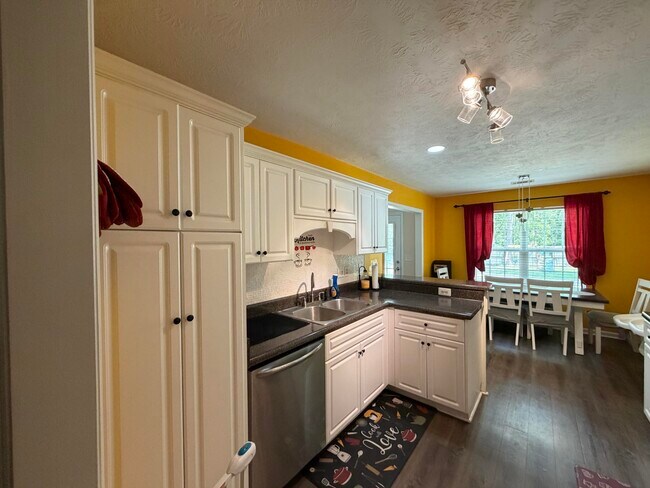 Building Photo - 2060 Lavender Ln