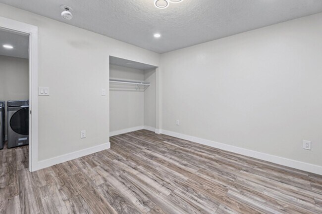 Building Photo - Large luxurious house with view of beautiful Utah Lake!