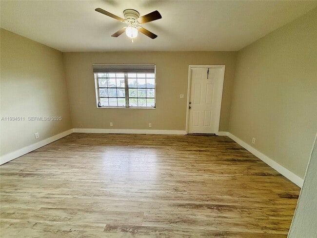 Building Photo - 301 SW 10th Terrace