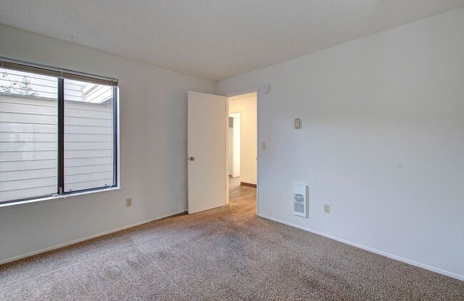 Building Photo - WELL MAINTAINED 2 BR, 2 BA TOWNHOME BY VAN MALL AREA!