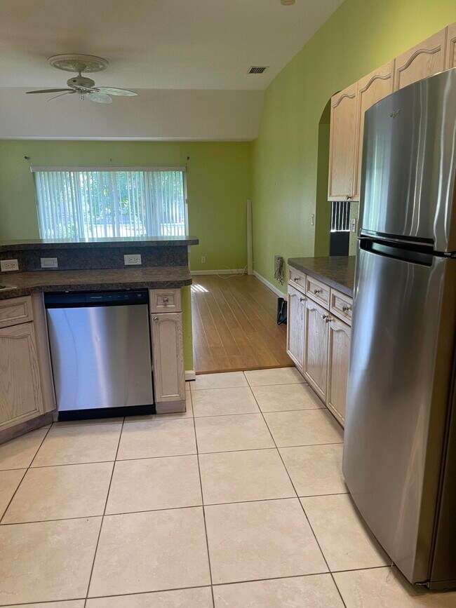 Building Photo - 1072 SW Castaneda Ln