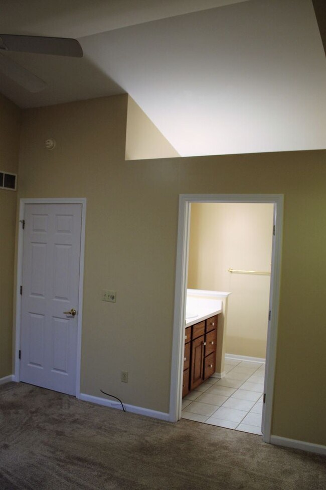 Building Photo - Available Now!- 2 Bedroom Condo In Davison