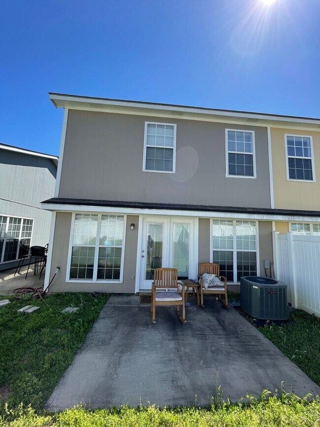 Building Photo - WAKEFIELD SUBDIVISION - Double Garage!  GR...