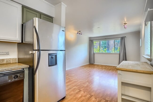 Building Photo - 3 Bed / 2 Bath Capitol Hill Condo | 2 Parking Spaces | Balcony | Walk Score 95 "Free April Rent"
