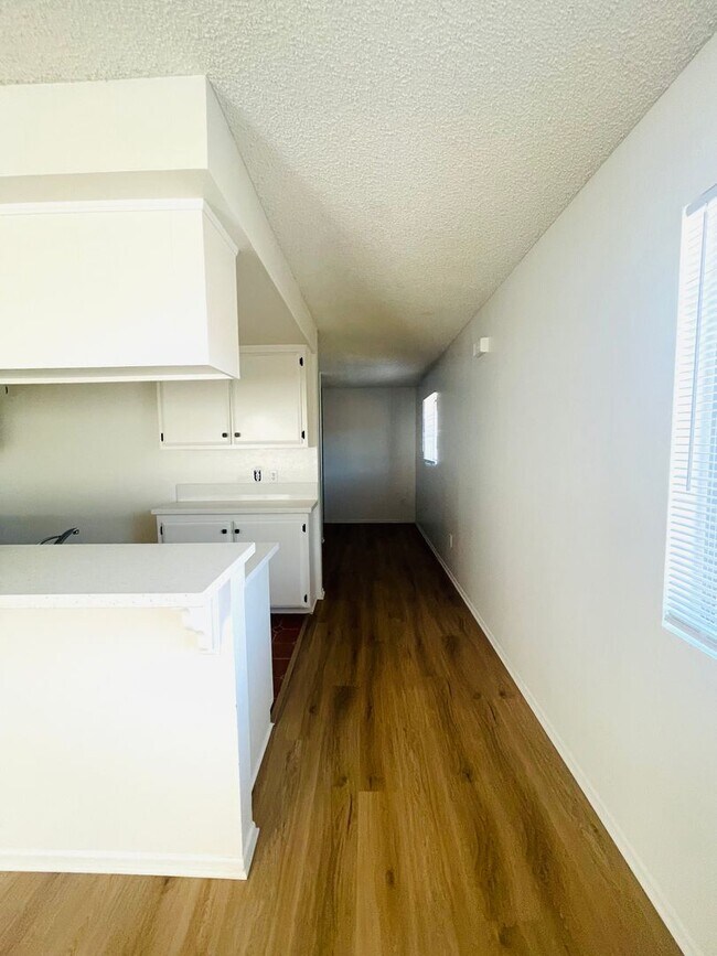 Building Photo - 807