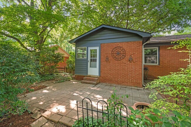 Building Photo - Beautiful Brick Ranch in Oakhurst!