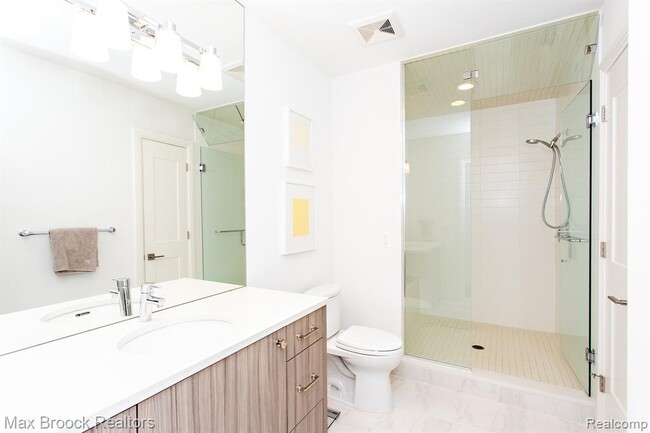 Building Photo - 25925 York Rd