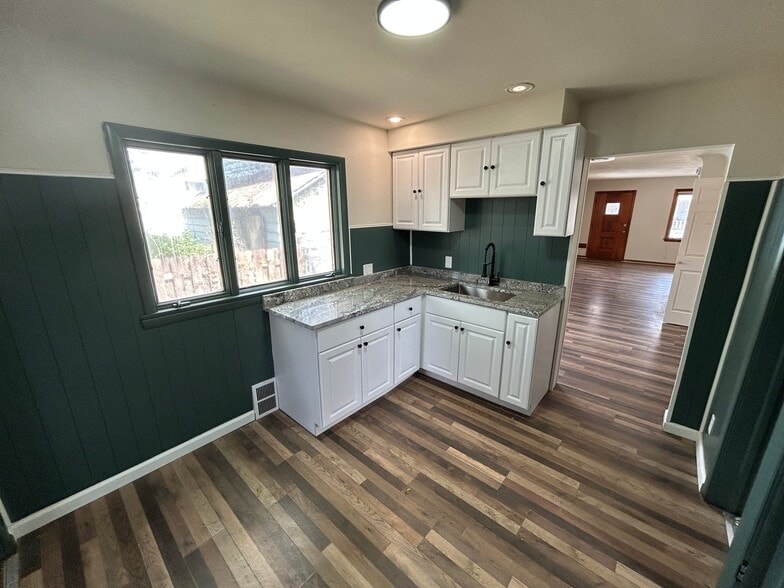 Building Photo - 3430 E 73rd St