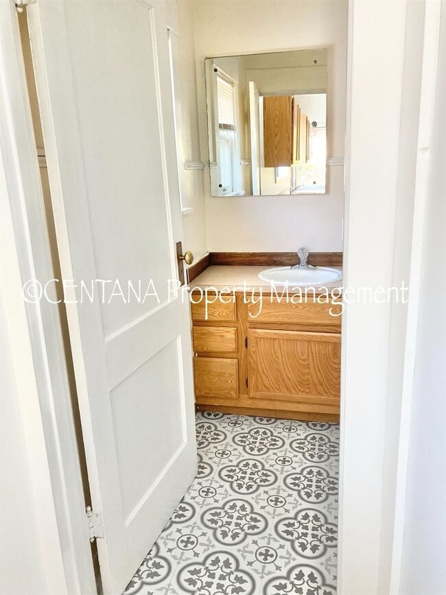 Building Photo - Large home with a huge yard on the West si...