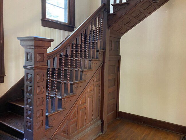 Building Photo - 604 W Elm St