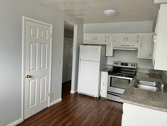 Building Photo - 326 W 4 Plex