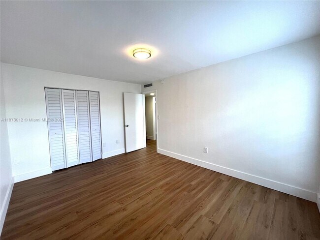 Building Photo - 10822 N Kendall Dr