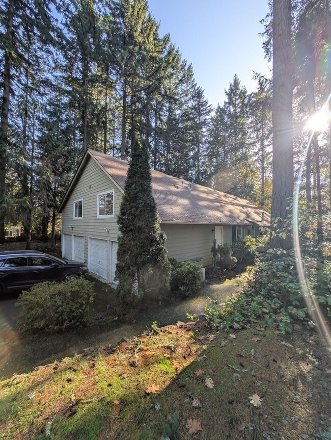 Building Photo - Large 3 Bedroom Corner Unit in The Heart of Gig Harbor! Available Now!