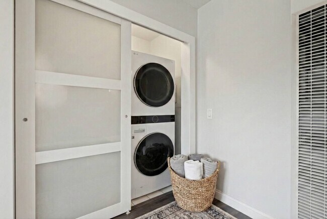 Building Photo - 4055 Rosecrans Ave