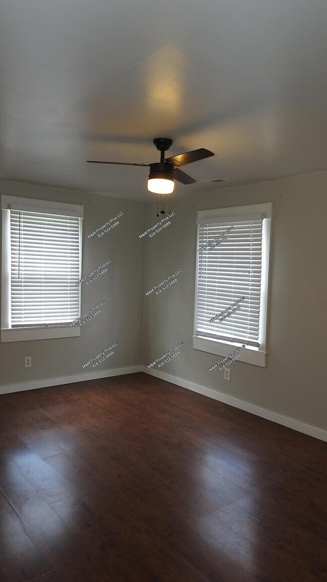 Building Photo - Charming 2 bedroom and 1 bath top-floor duplex located on Holmes St Kansas City, MO