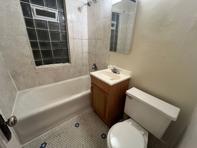 Interior Photo - 1716 E Newton Ave