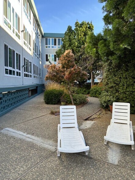 Building Photo - 525 N San Mateo Dr