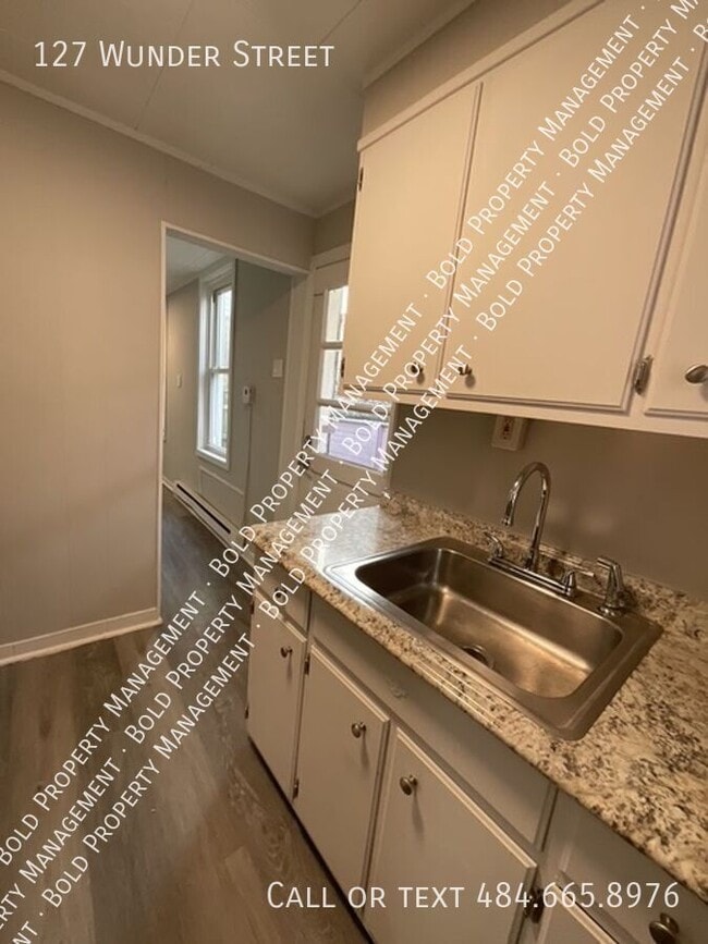 Building Photo - 127 Wunder St