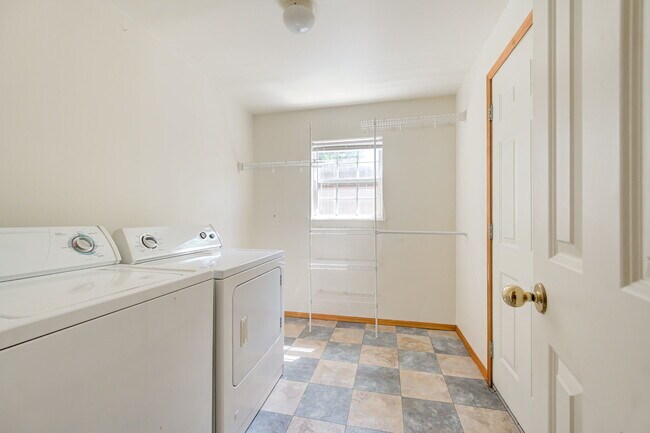 Building Photo - 639 S Pickard Ave