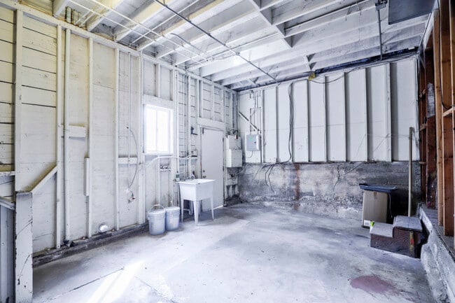 Building Photo - 733 Grosvenor Pl