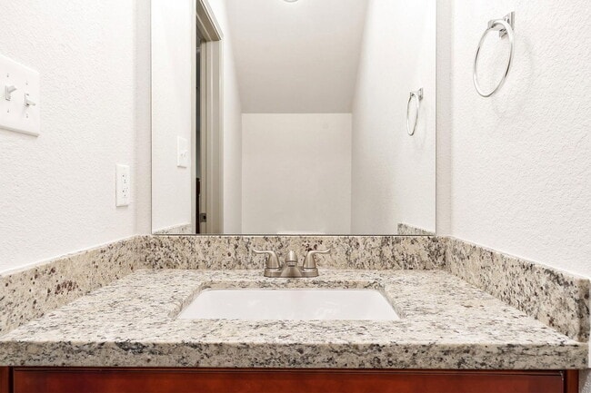 Building Photo - 918 Shady Ln