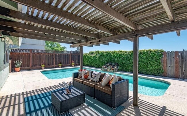 Building Photo - 483 Ontario Dr