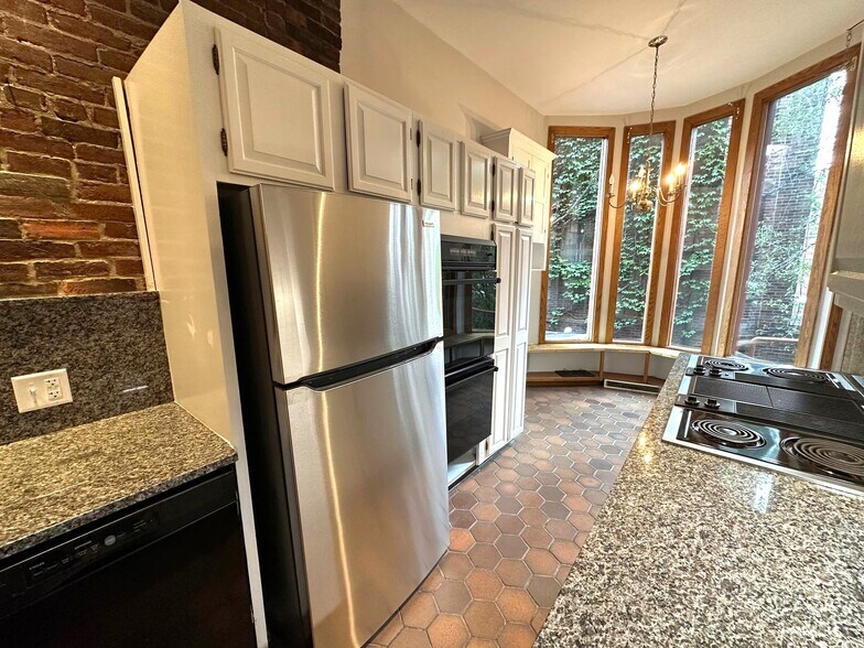 Building Photo - 32 Gloucester St