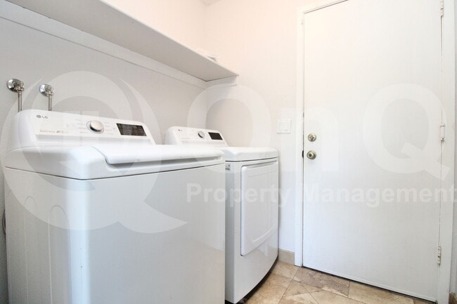 Building Photo - 946 N Ricardo Cir