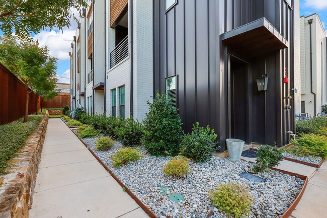 Building Photo - Stunning 3 Bedroom 3.5 Bathroom Townhome i...