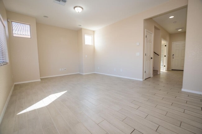 Building Photo - Stunning 2-Story Home in the Holiday Community!