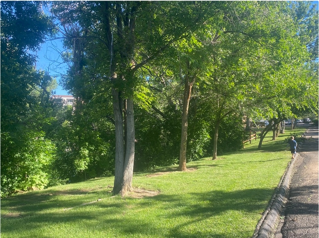 Building Photo - 501 Golden Cir