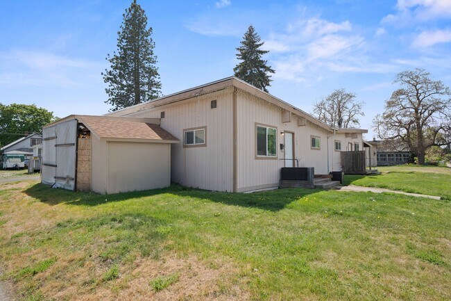 Building Photo - 420 E Sanson Ave