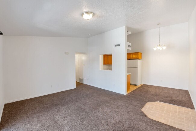 Building Photo - 3 Bedroom Top Floor Orem Condo w Awesome Amenities!
