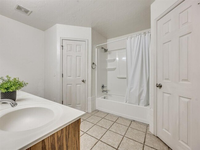 Building Photo - 212 Cambridge Dr