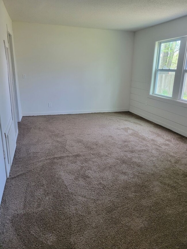 Building Photo - Cute 3 bedroom 1 bath!