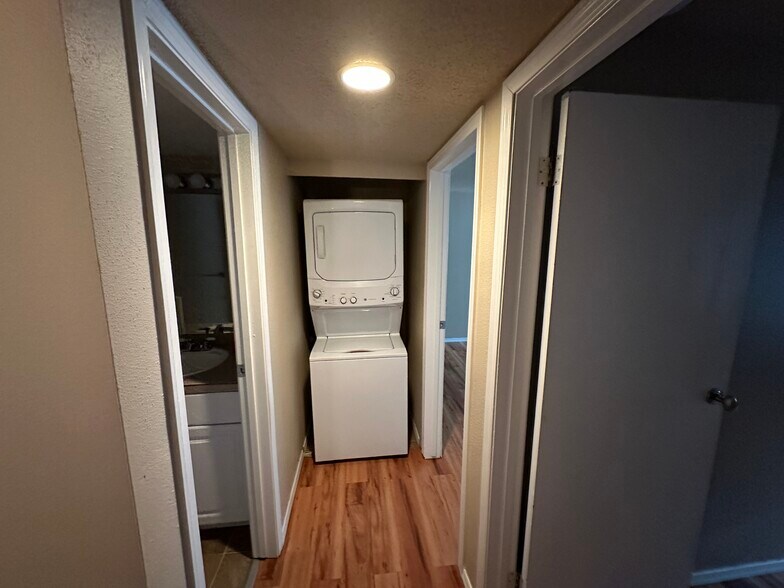 Building Photo - 4641 W Lake Sammamish Pky SE