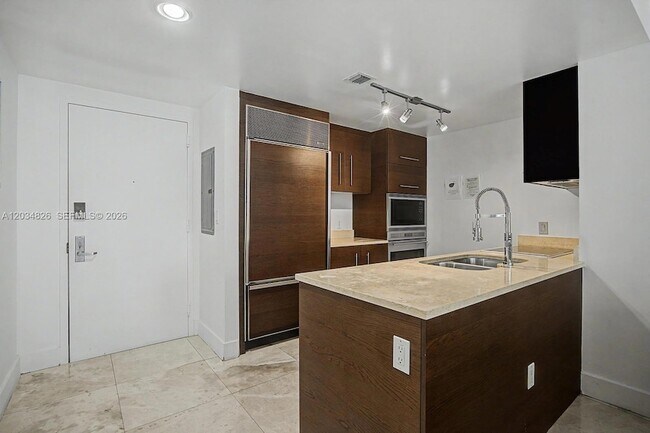 Building Photo - 485 Brickell Ave