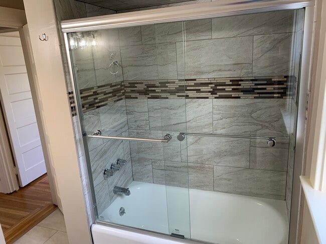 Bathroom shower/tub - 5495 Fairfax Ave