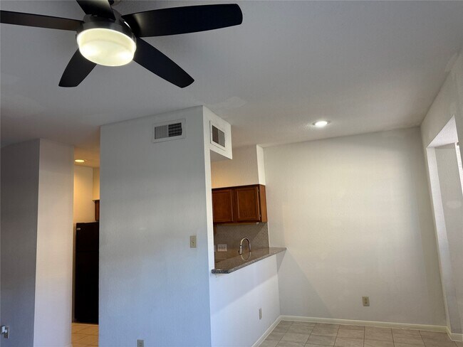 Building Photo - 2121 El Paseo St