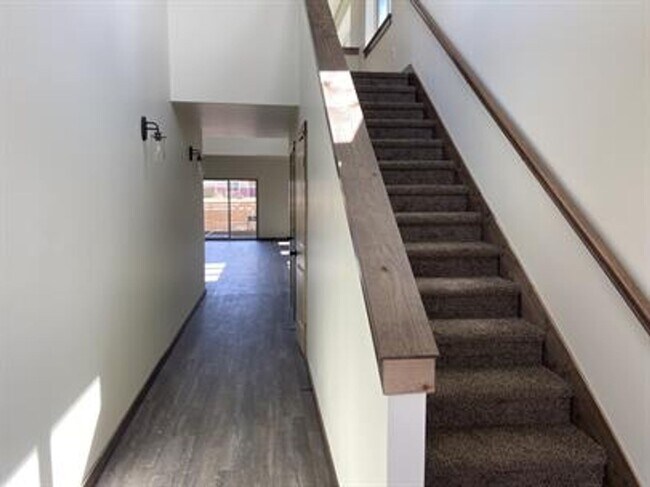 Building Photo - Spacious and Nicely Finished Townhome in Bozeman