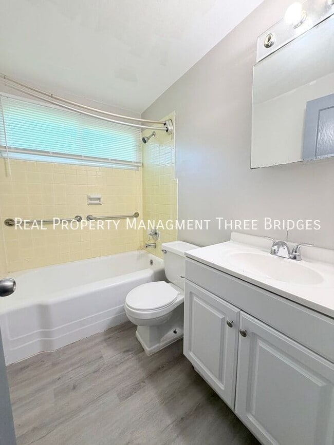 Building Photo - 28 Redwood Dr