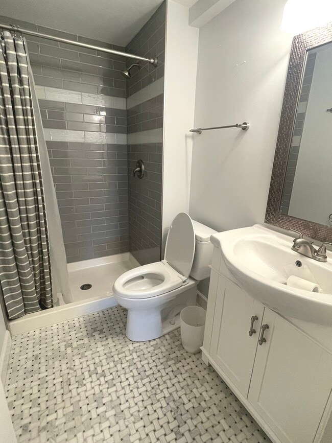 Building Photo - 566 Comstock Ave