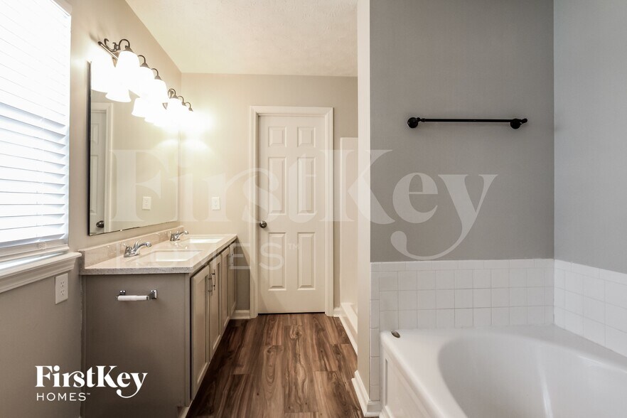 Building Photo - 4827 Lakestone Dr