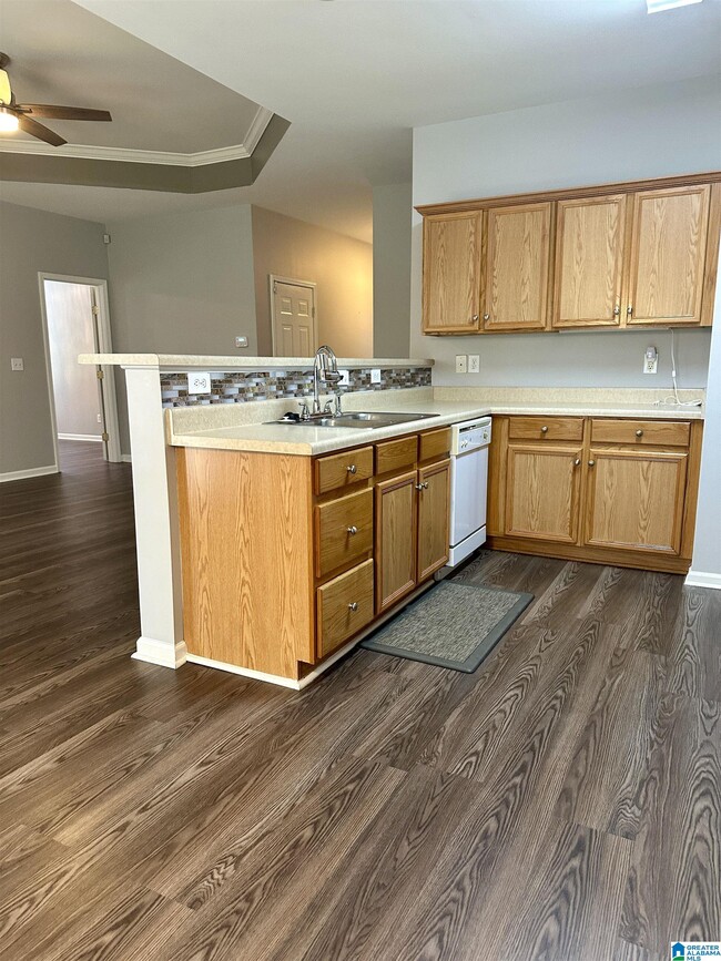 Building Photo - 560 Summit Cir